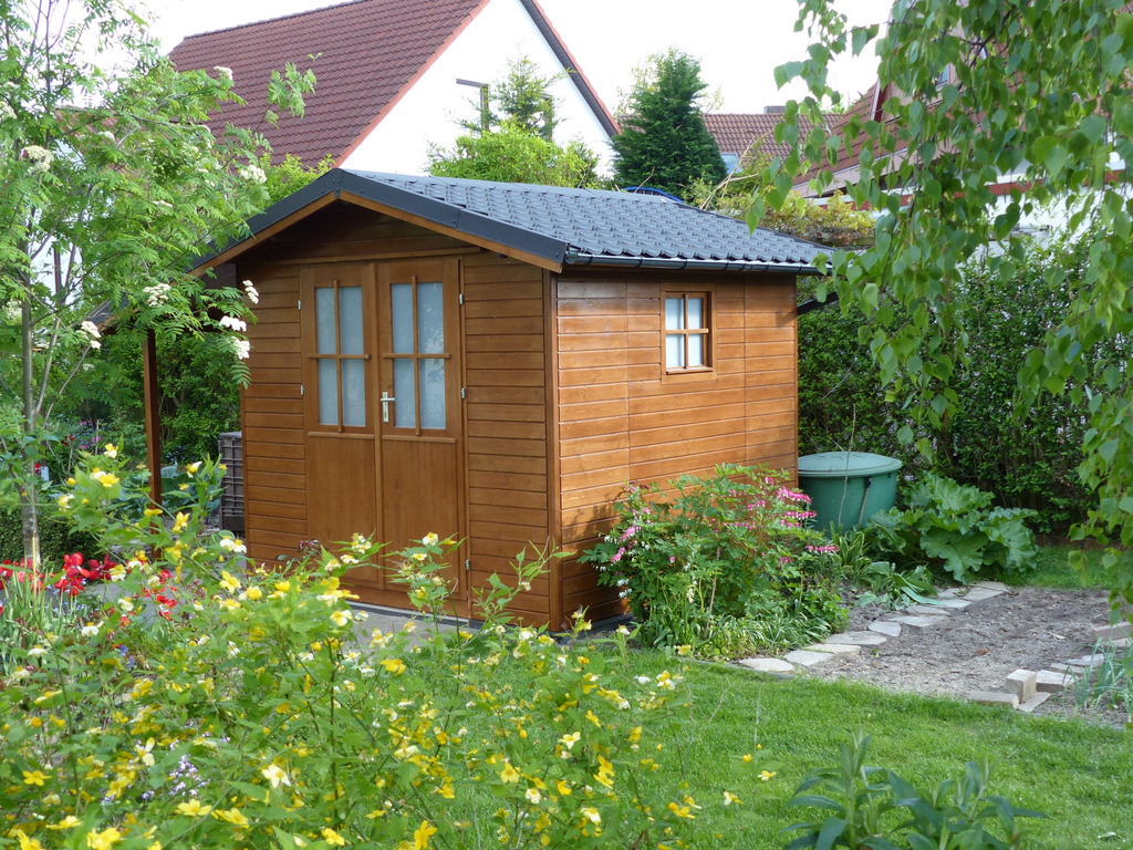 Elementhaus_mit_Doppeltu__r_und_festverglasten_Fenster_werkseitige_Farbbehandlung_in_Nussbaum_RC_660.png